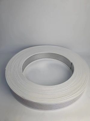 شريط الألومنيوم في اليد البيضاء ينحني الغطاء المعدل للألومنيوم لخط القناة